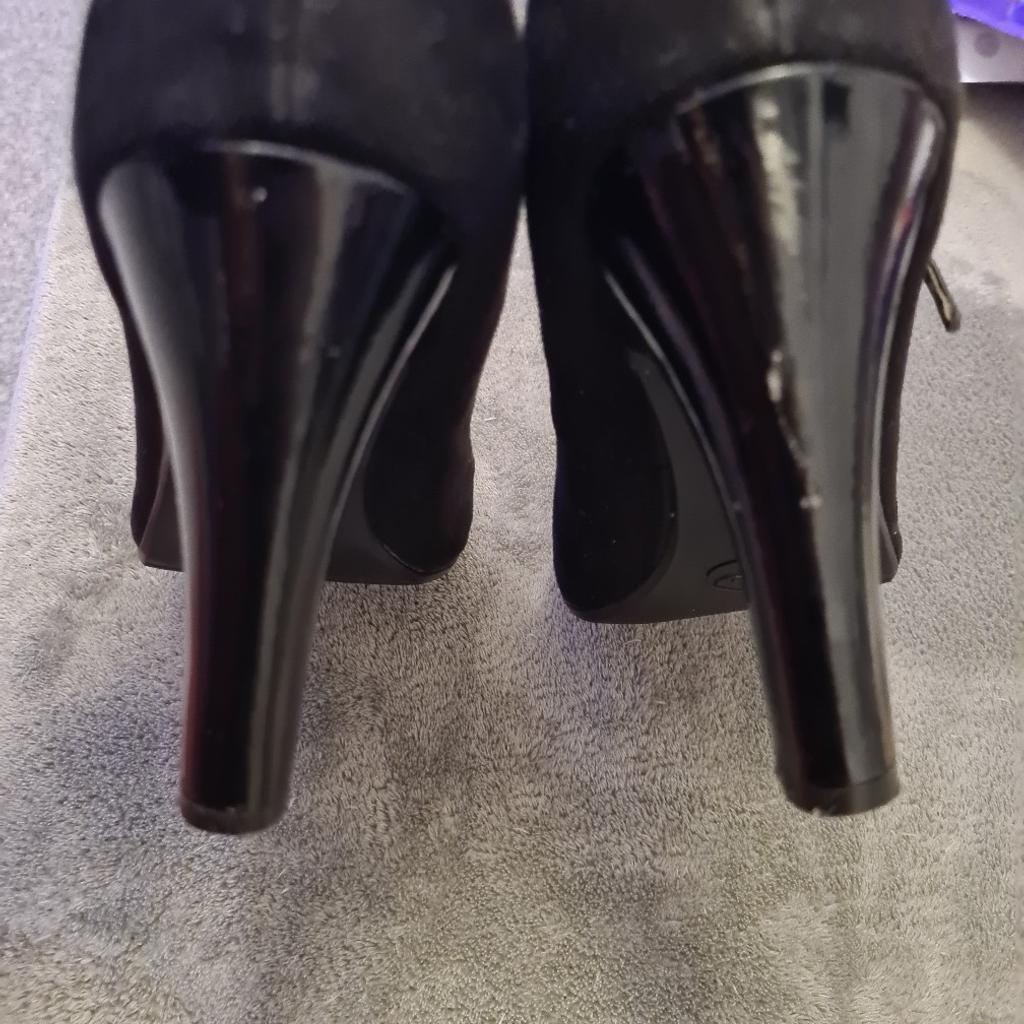 New Look Black Strap Heels size UK 6

Only worn once. Scratch mark on back of Right heel as shown.

Collect from NG4 Area. Can post for additional £4