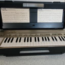 Vintage Yamaha Portasound PC 100 Playcard System. 
44 keys.
Keyboard Great Condition.
Comes with 24 playcards.
Great fun for all the family.