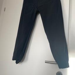 Schwarze Jeans mit Bund an den Beinen von der Marke Bershka

Entweder Abholung oder für den Versand bezahlen
