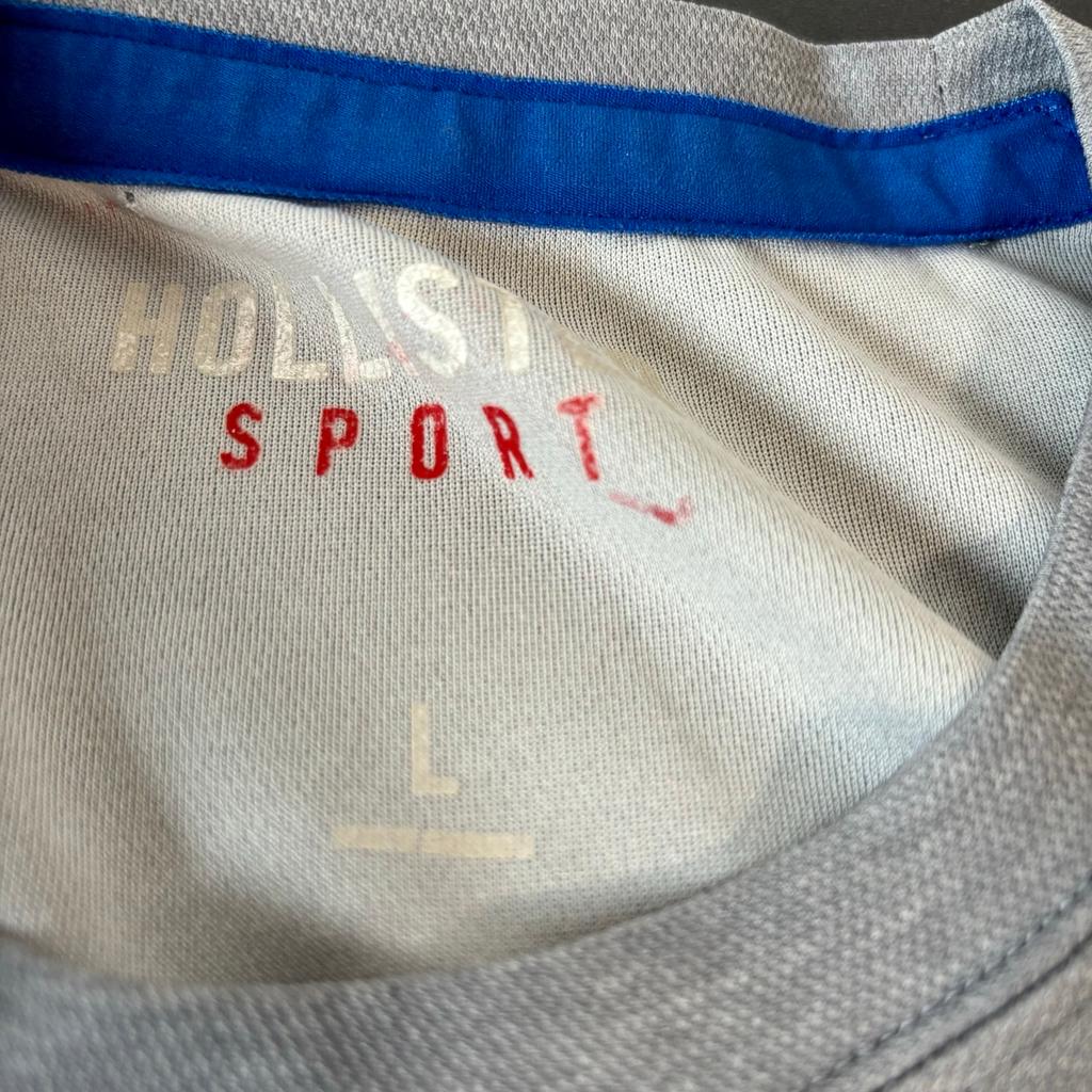 Sehr gutes Sport T-Shirt von Hollister. Habe es nur wenige Male verwendet. Offiziell ist es Größe L, denke aber eher, dass es etwas zwischen S und M ist.
