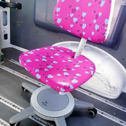 Verkaufe den höhenverstellbaren Drehstuhl -=Maximo=- der Firma Moll
Schreibtischstuhl für Mädchen Bezug Pink mit Herzchen

B+H+T in cm ca. 68/53-82/68. Gewicht ca.15 k.
Der Kinderstuhl ist gebraucht aber in guten Zustand
siehe Bilder......>

Eigenschaften: robuste Zentralsäule, an der sich Sitzfläche und Rückenlehne individuell verschieben und einstellen lassen Sitztiefenverstellung der Sitzfläche, breites, fünf armiger, kippsicheres Fußkreuz, Turn Stop-Funktion usw.

Abholung in München oder auch möglich Versand 18€ wir zerlegt, und gepolstert geliefert