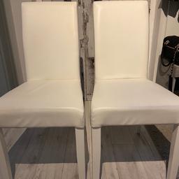 Verkaufe zwei Kunstleder Stühle in gutem Zustand. Abzuholen in Absam. 25 € für beide.