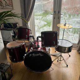 Drum set for sale 

Navarda pro 

With sticks 

Need gone as need the room best offer takes them 

Check my other items for a guitar 🎸