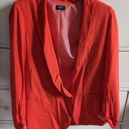 Smart ladies Oasis jacket.

Excellent condition as literally worn a few times.

Soft material but looks lovely over a summer top or blouse.

Just needs ironing as it's been store in my wardrobe so is a bit creased.