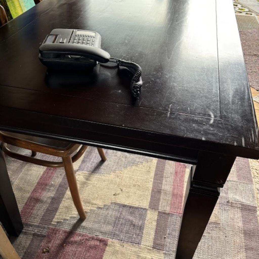 Verkaufe Tisch/ Schreibtisch
Antik, Sehr guter Zustand
L140cm, b85cm, Höhe 78,5cm