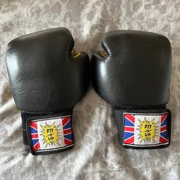 14oz fit up boxing gloves. Used a couple of times Around 25 years ago. Kept in dry, smoke free storage. No smells or tears. Brilliant condition for age. Padding still firm. Plenty of use left. Great for sparring and training. Velcro quick straps.