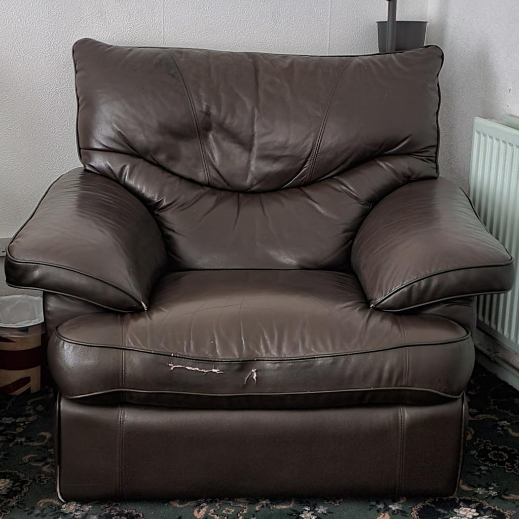 ■PLEASE be aware this set is listed elsewhere & so could sell at any time. £270 O.N.O
2 seater leather sofa & reclining chair. In good used condition, some wear and tear, which you're welcome to come and view before buying.
PLEASE SEE ALL PHOTOS. I believe these count as part of the description also,
All sizes are approx & can be seen on the photos. Please check sizes!
You will need a van & at least 2 people to move it.
**I will be happy to answer any questions. Viewings possible. M8 area