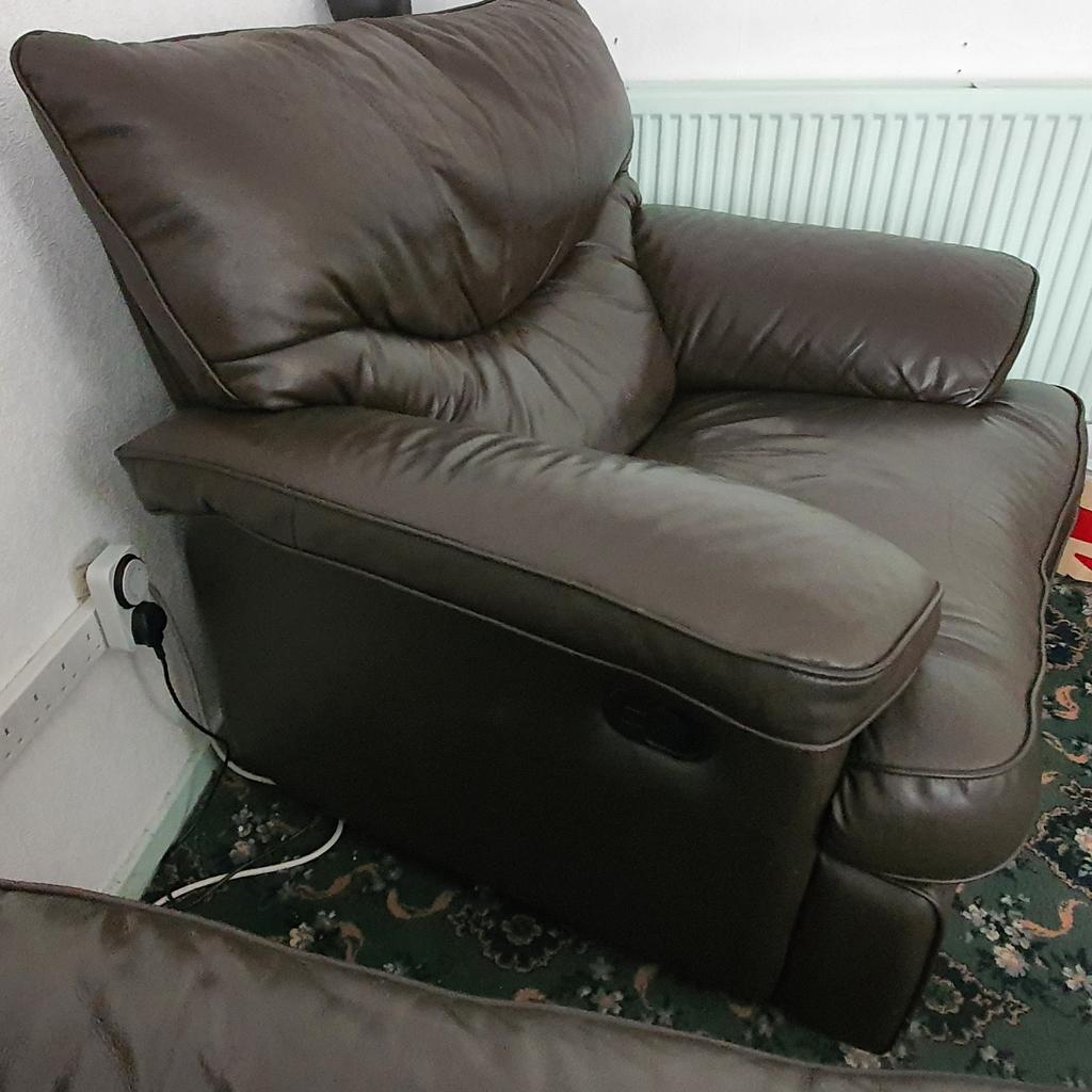 ■PLEASE be aware this set is listed elsewhere & so could sell at any time. £270 O.N.O
2 seater leather sofa & reclining chair. In good used condition, some wear and tear, which you're welcome to come and view before buying.
PLEASE SEE ALL PHOTOS. I believe these count as part of the description also,
All sizes are approx & can be seen on the photos. Please check sizes!
You will need a van & at least 2 people to move it.
**I will be happy to answer any questions. Viewings possible. M8 area