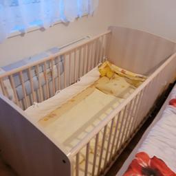 Schönes Gitterbett, auch als Kinderbett zu verwenden. 140x70 cm. Inkl. Matratze und Bettwäsche.