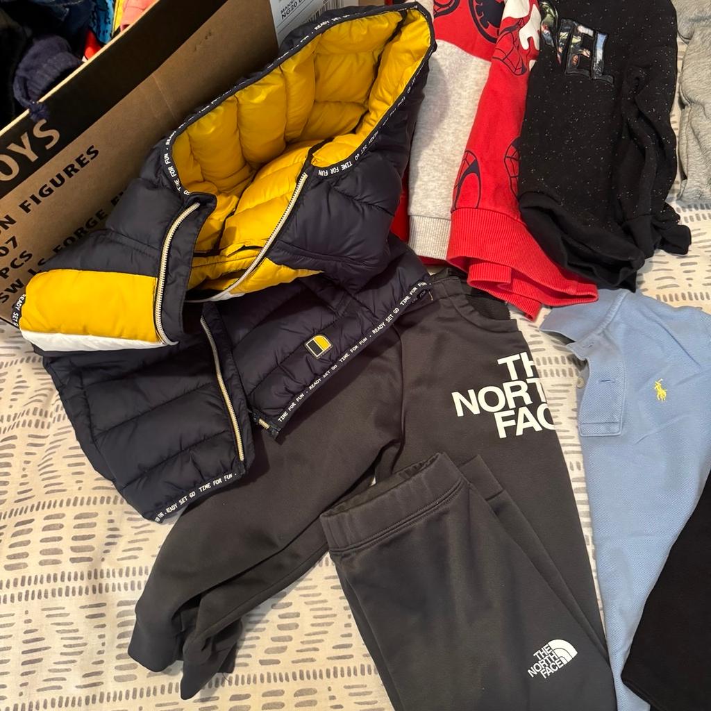 13 bottoms
9 hoodies
14 shorts
20 t shirts
The north face tracksuit
Henri loyed t shirt
Boss long sleeve top
Lactose jumper
Ralph Lauren t shirt
Bomer
Pj s
High top Nike 9.5
Nike 8.5
All mostly next few primark few shein £35ovno