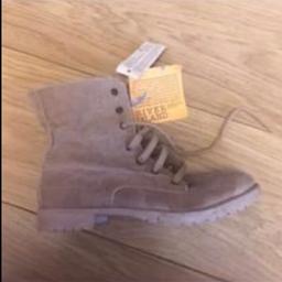 Size 5 Canvas Boots River Island NEW £35
All the items I sell are things I have previously bought for myself and I no longer need. If they say NEW they are genuinely new!