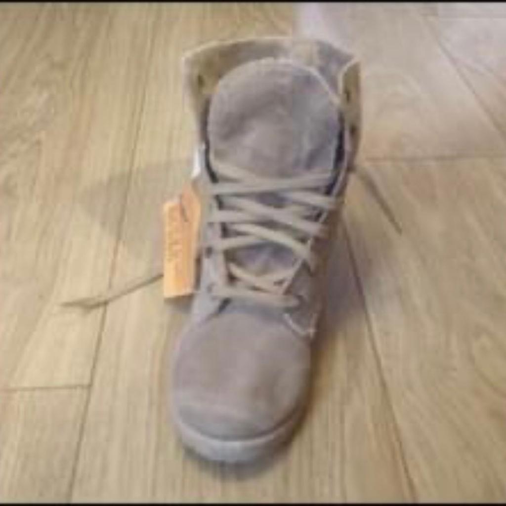 Size 5 Canvas Boots River Island NEW £35
All the items I sell are things I have previously bought for myself and I no longer need. If they say NEW they are genuinely new!