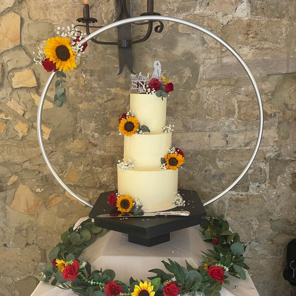 Freshly painted silver hoop and black wood base but easy to change colours, wooden hexagon base with hoop can fit 3 tier cake.