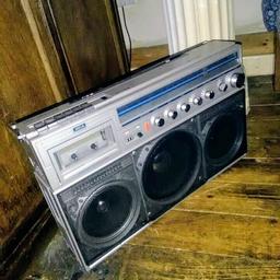 Phillips retro boom box ghetto blaster. Radio tuner working order. But the tape player requires a new belt. Otherwise all else is working as it should.. BUYER COLLECTS PLEASE CASH ON COLLECTION B66. THIS ITEM IS COLLECTION ONLY.