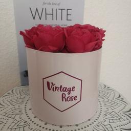 Rosen im Geschenkbox
Schriftzug: Vintage Rose
Maße: ca. H: 17cmx D:14,5 cm
Ohne Deko, Top Zustand wie neu
Versand ab 3,80€ versichert!