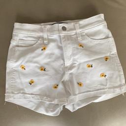 Hollister Jeans-Shorts W26
Mit entzückender Blümchenstickerei
Weiß-gelb
5-Pocket
Zipverschluss
Offener Saum

Nie getragen - NEU !

Preis excl. Versand