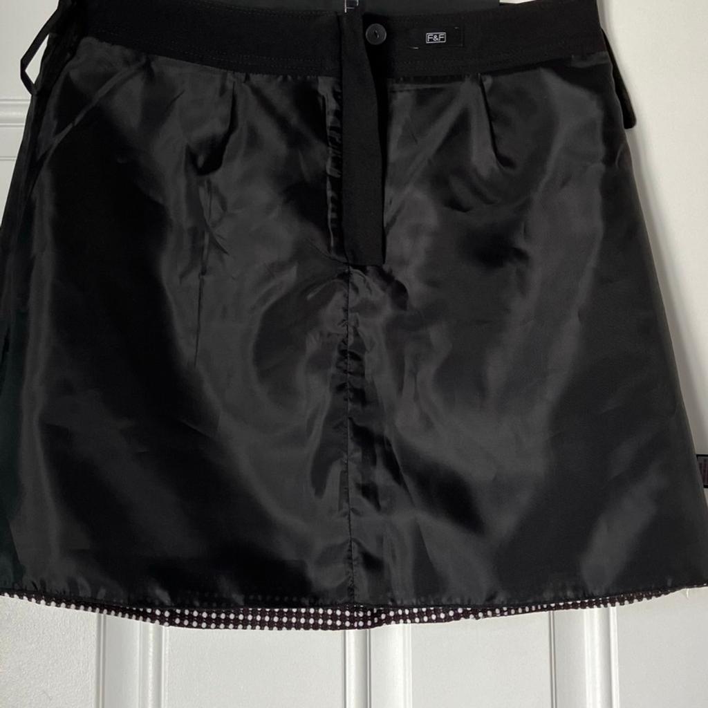 A lovely black and white mini skirt fully lined
Measures 18 inches long
Excellent condition never worn with tags
From smoke free and pet free home