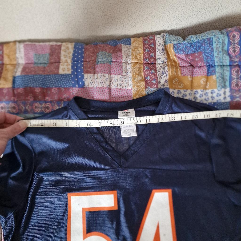 #54 Urlacher Women's NFL Team Apparel
Size L 100% Polyester
There is wear on the numbers in very good used condition.
Length 24"
Pit to pit 20"
Shoulder to shoulder 18"
Sleeve 9"