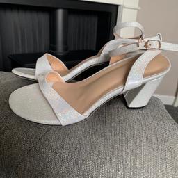 Bought from shein. Silver block heeled sandals size 4
Worn twice
From a smoke free house
Collection only from Penn area