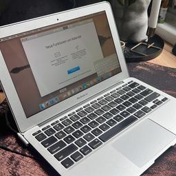 Das Apple MacBook Air A1370 in Silber ist ein robustes Notebook mit einer Bildschirmgröße von 11,6 Zoll. Der Intel Core 2 Duo Prozessor sorgt für schnelle Leistung und die hintergrundbeleuchtete Tastatur ermöglicht komfortables Tippen. Die integrierte Webkamera und das Mikrofon machen Videokonferenzen einfach und bequem. Mit Wi-Fi kann man jederzeit und überall online gehen.

Dieses gebrauchte MacBook Air ist in einem akzeptablen Zustand und ideal für den Einsatz unterwegs oder zu Hause geeignet. Es ist ein zuverlässiger Begleiter und bietet viele besondere Funktionen.

PLUS = neuer Akku eingebaut !!

Es wurde gepflegt, wenig benutzt & es sind wenige Gebrauchsspuren sichtbar, daher optisch in einem guten Zustand. Siehe Fotos.

Mögliche Mängel:

Tastatur “könnte” Fehler enthalten, müsste neu installiert werden.

Lieferumfang:

Netzteil & Laptop

(Ohne Cover)