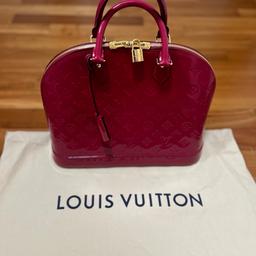 Verkaufe diese wunderschöne ALMA Louis Vuitton Bordeauxrote Handtasche in exzellentem, neuwertigen Zustand! Die Tasche wurde nie getragen und ist in einwandfreiem Zustand. Sie kommt aus einem rauchfreien Zuhause und wurde sorgfältig aufbewahrt.

Die Tasche ist ein zeitloses Stück mit klassischem LV-Monogramm-Design und hochwertigem Leder. Perfekt für den täglichen Gebrauch oder besondere Anlässe.