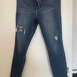 Blaue Skinny Jeans mit Löchern 

Entweder Abholung oder für den Versand bezahlen