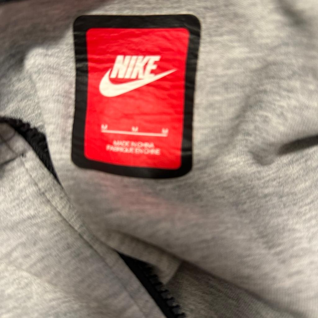 Verkaufe hier die Nike Tech Fleece Jacke. Zustand wie auf den Bildern. Rechnung ist nicht mehr vorhanden.
Artikelnummer: 545277 066