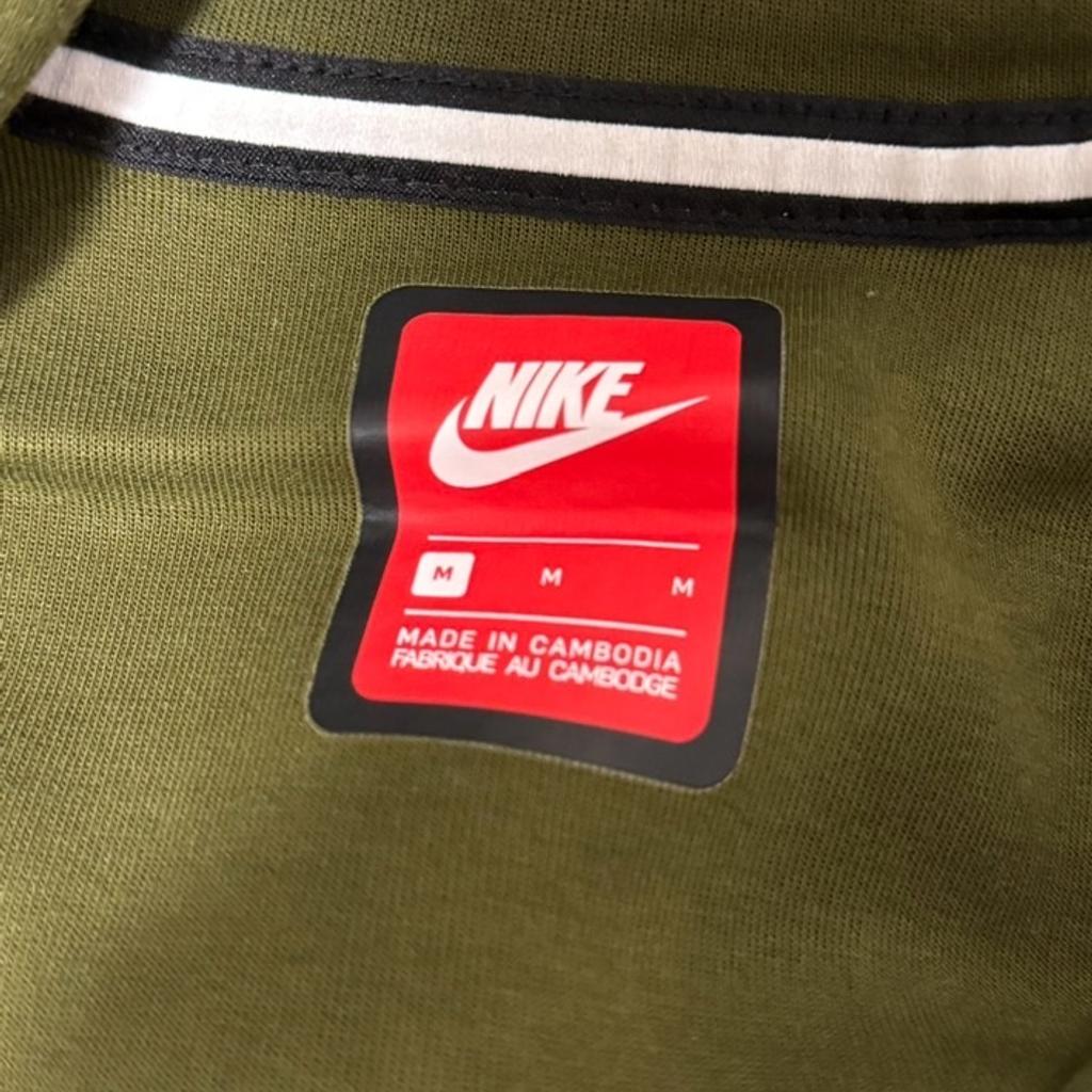 Verkaufe hier die Nike Tech Fleece Jacke.
Zustand wie auf den Bildern. Rechnung ist nicht mehr vorhanden.
Artikelnummer: 836422 387