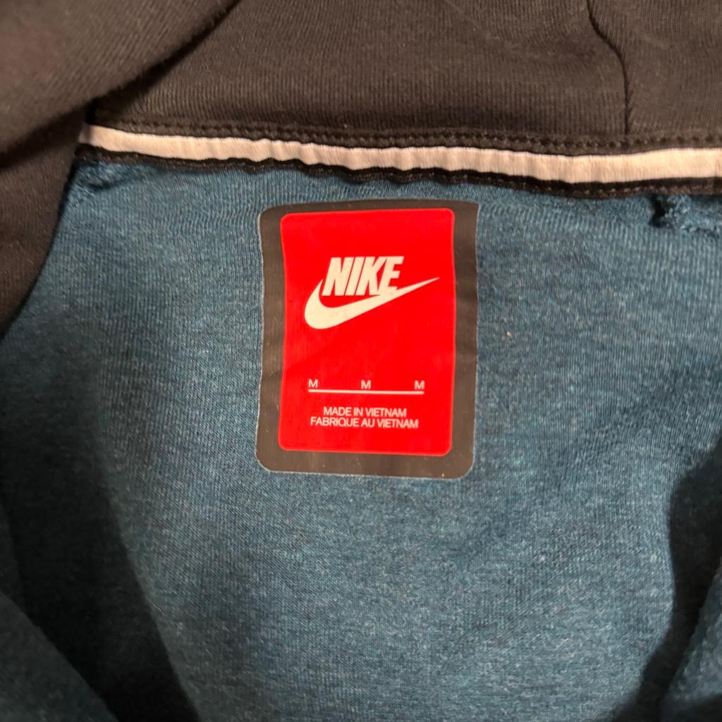 Verkaufe hier die Nike Tech Fleece Jacke.
Zustand wie auf den Bildern. Rechnung ist nicht mehr vorhanden.
Artikelnummer: 805144 346