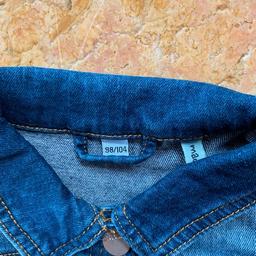 Zum Verkauf steht eine gut erhaltene Jeansjacke für Mädchen in der Größe 98 / 104.

Leider ist ein Knopf am Ärmel-Bündchen ab.
-----
- Selbstabholer od Versand mögl.
- Privatverkauf (keine Gewährleistung/Rücknahme)