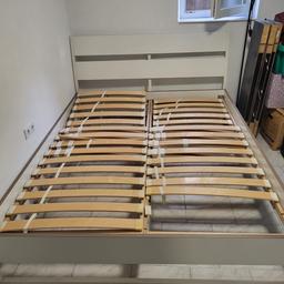 Sehr gut erhaltenes Bett 1,60x2,00
mit 2x Lattenrost (verstellbar) bei einem fehlen am Fuß 2Latten
ohne Matratze
