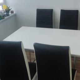 Esstisch mit 4 Stühlen, Farbe: Schwarz/Weiß. 
