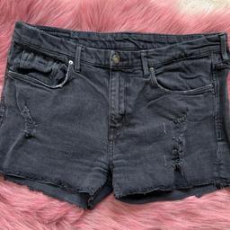 Biete Jeans Shorts in Gr.42, H&M, Farbe dunkelgrau

>> Versand möglich