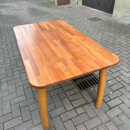 Tavolo in legno massiccio, probabilmente artigianale.
Integro con pochi segni d’uso.

80cm x 135cm con altezza di 74cm

Ritiro a mano a Lora (CO)