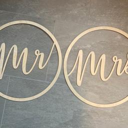 Schilder Mr und Mrs für Hochzeit aus Holz. 
Nie benutzt - aber trotzdem geheiratet :)

Selbstabholung in Höchst!