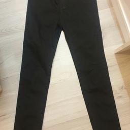 Girls #riverisland skinny stretch Jeans with adjustable waistband

Size: 11 years (might be better suited to age 10-11 years, depending on the child)
Inside leg length: 24"/61cm long
Colour: Black

Condition: #likenew only worn twice and still looks great!
