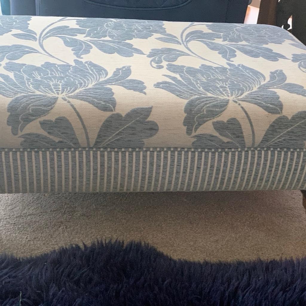 Designed by timeless interiors Coordinating cream background. with pale blue modern design flower head . contrasting horizontally striped 37 inches Long x25 inches wide. absolutely high end quality fabric. With British fire instructions

Stand on 4 wooden feet with silver casters collection Ln44JS nr woodhall spar