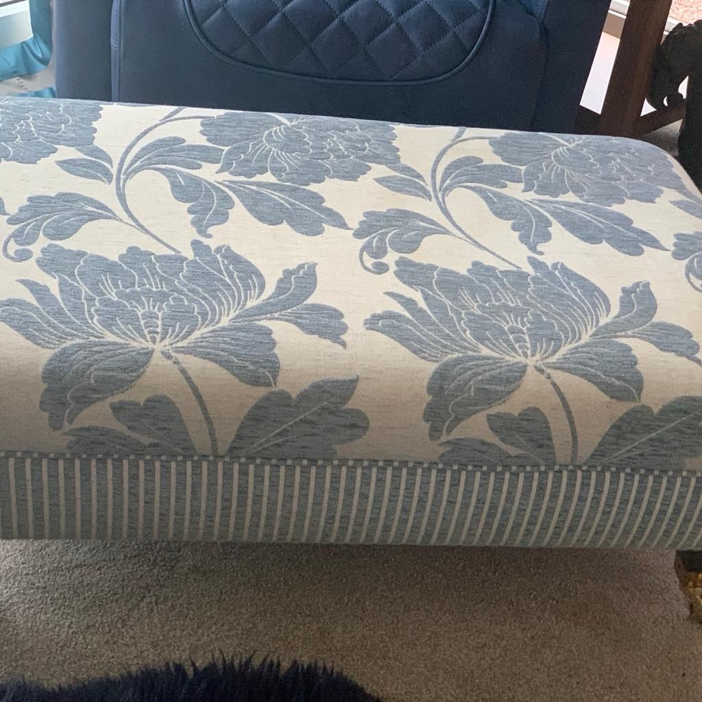 Designed by timeless interiors Coordinating cream background. with pale blue modern design flower head . contrasting horizontally striped 37 inches Long x25 inches wide. absolutely high end quality fabric. With British fire instructions

Stand on 4 wooden feet with silver casters collection Ln44JS nr woodhall spar