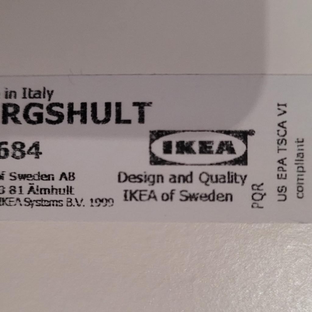 Ich verschenke mein Wandregal "Bergshult" von Ikea. Achtung! Es ist nur eine Konsole dabei. Die anderen beiden müssten - um das Wandregal an der Wand anzubringen - noch im Ikea dazu geholt werden (Name der Konsole: "Pershult"). Größe 120x20 cm.