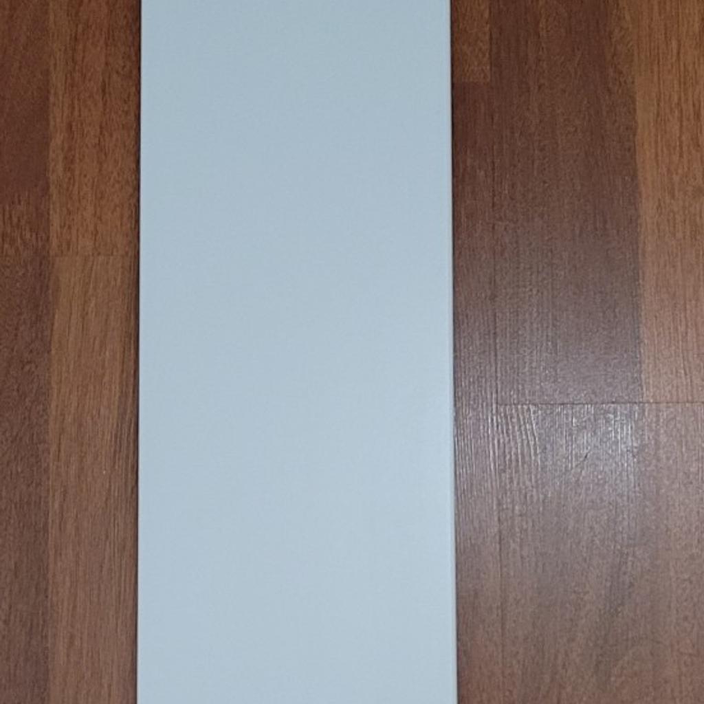 Ich verschenke mein Wandregal "Bergshult" von Ikea. Achtung! Es ist nur eine Konsole dabei. Die anderen beiden müssten - um das Wandregal an der Wand anzubringen - noch im Ikea dazu geholt werden (Name der Konsole: "Pershult"). Größe 120x20 cm.