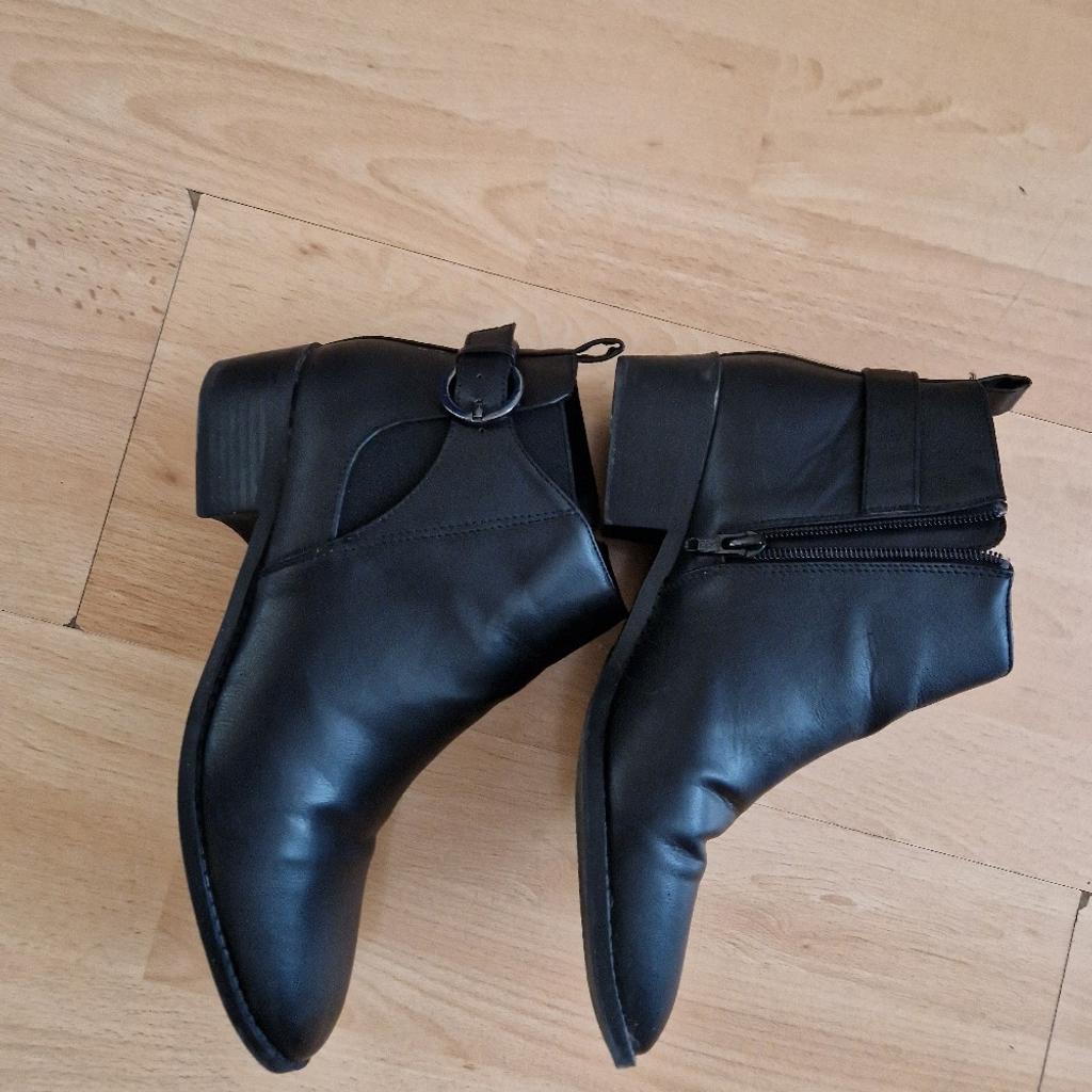 Boots only worn once in excellent condition size 7