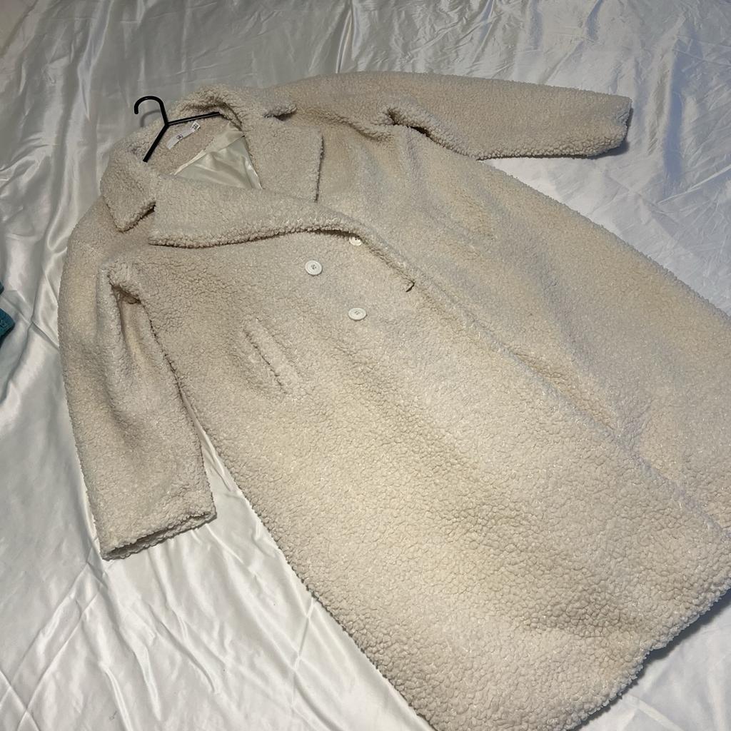 Missguided teddy cream coat size 16 uk in great condition plenty wear still in the coat unfortunately one button missing but can be easily replaced and doesn’t stop the fastening of the coat and is unnoticeable