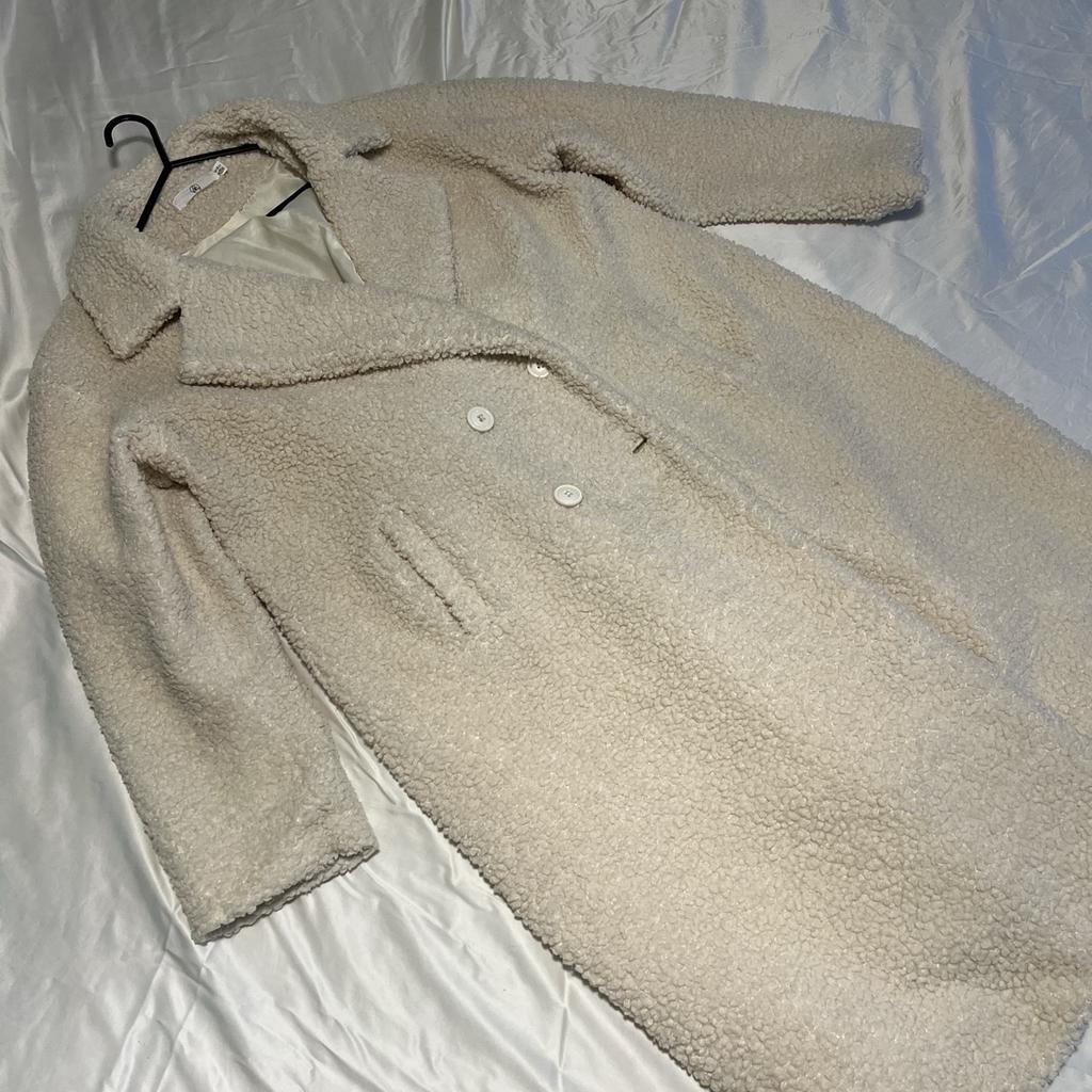 Missguided teddy cream coat size 16 uk in great condition plenty wear still in the coat unfortunately one button missing but can be easily replaced and doesn’t stop the fastening of the coat and is unnoticeable