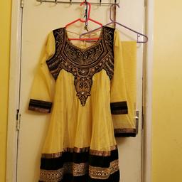 Gold and black dress with dupata only
Pajama not included
Party dress
Size 42
Chest 21 inches
Length 37 and half inches
Used
Collection only