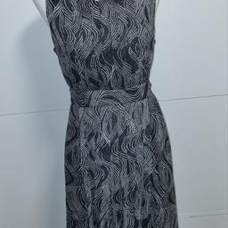 Wie ein neues und wunderschönes Kleid. Hochwertige Markenqualität von Monsoon. Sehr leicht und angenehm zu tragen.
XL - große
Versand € 5