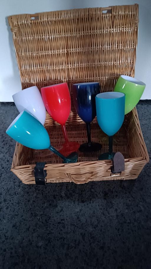 Buy & Sell East London - Photos for PICNIC BASKET WITH PLASTIC WINE GLASSES