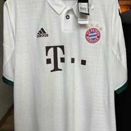 Verkaufe ein Original Fc Bayern München Trikot.

• noch nie getragen (siehe Etikett)
• Aufdruck mit 4 Sternen
• luftdurchlässiger Stoff