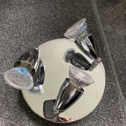 Round chrome light fitting 
Only been used in shoe homes 
So like new 
Comes with bulbs