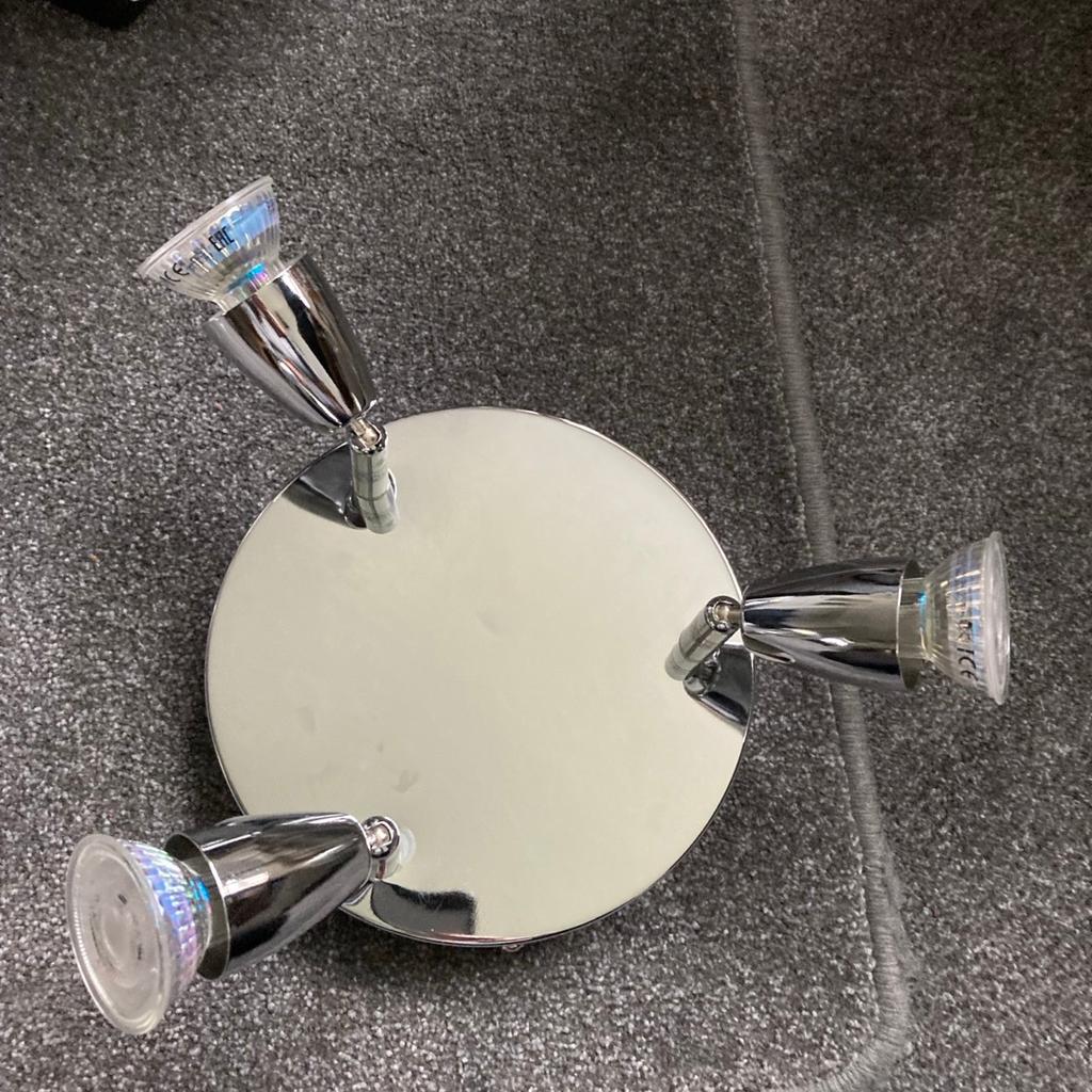 Round chrome light fitting
Only been used in shoe homes
So like new
Comes with bulbs