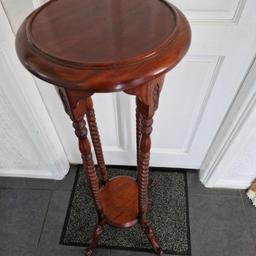 lovely plant/lamp stand..very good condition .has twisted decorative legs..
collection only please..